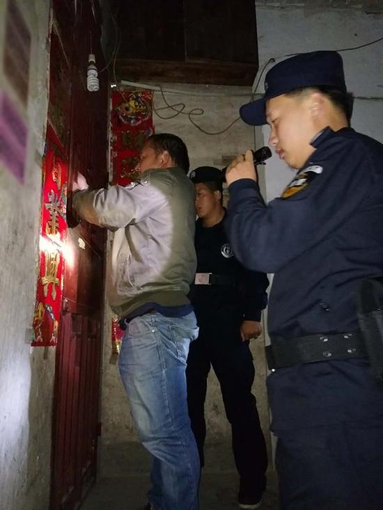 克孜勒苏粗心妈妈误将幼女锁家中 民警全城寻开锁师傅开门