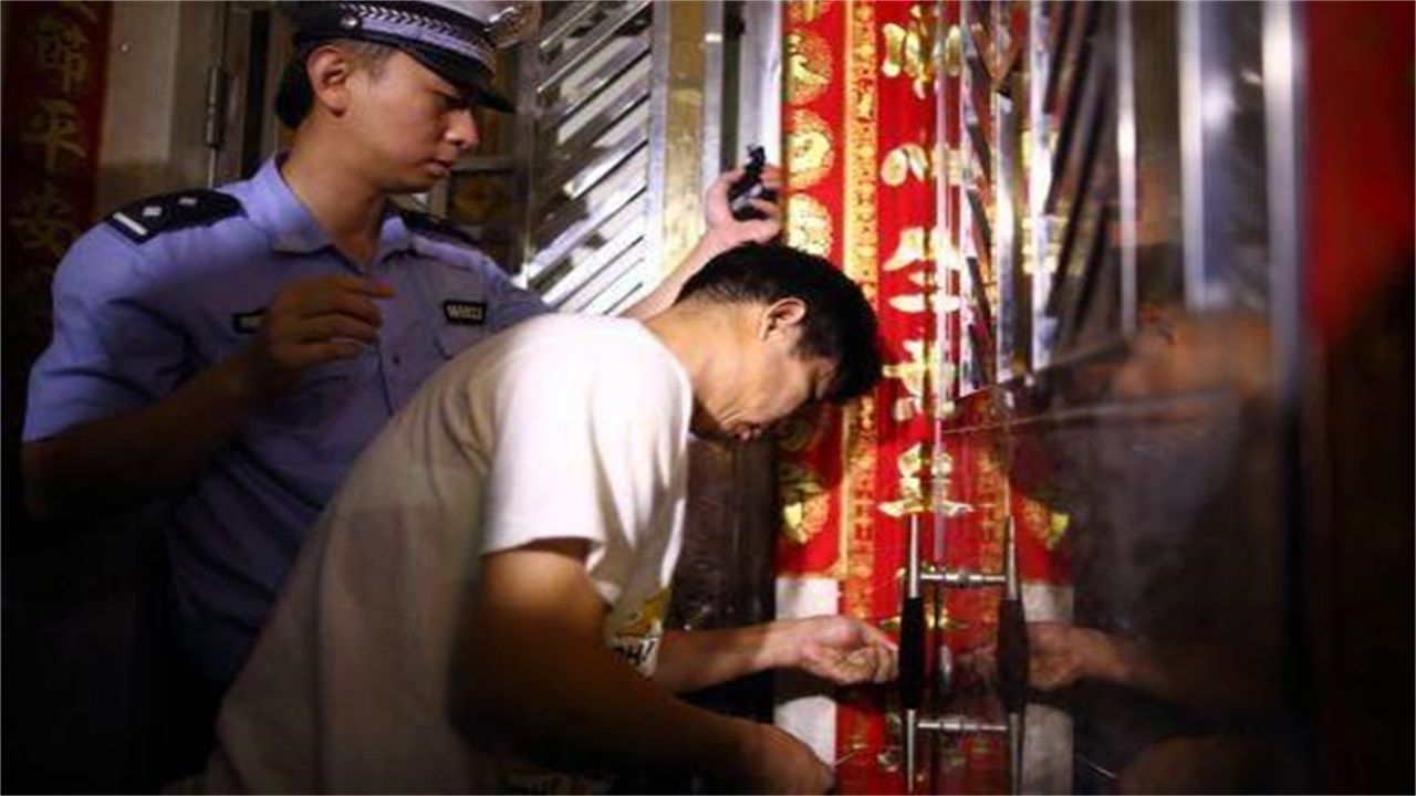 克孜勒苏请开锁师傅开了锁后，师傅为什么一般都不进门，就算主人请也不进去？